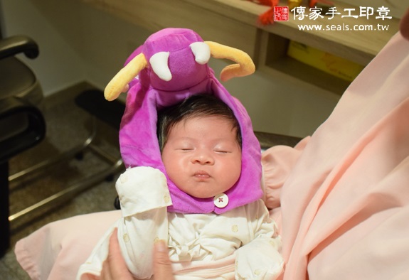 邱寶寶(新北板橋區到府嬰兒寶寶滿月剃頭理髮、免費到府嬰兒剃胎毛儀式吉祥話)。到府剃頭剃胎毛主持、專業拍照、DVD光碟、證書。★購買「臍帶章、肚臍章、胎毛筆刷印章」贈送：剃頭、收涎、抓周，三選一。2015.10.26 照片11
